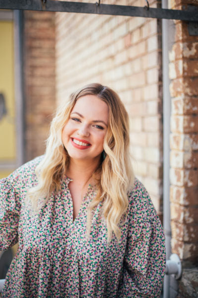 
          
            Müssen wir uns selbst lieben, um guten Sex zu haben? - Gastbeitrag von Julia Henchen
          
        